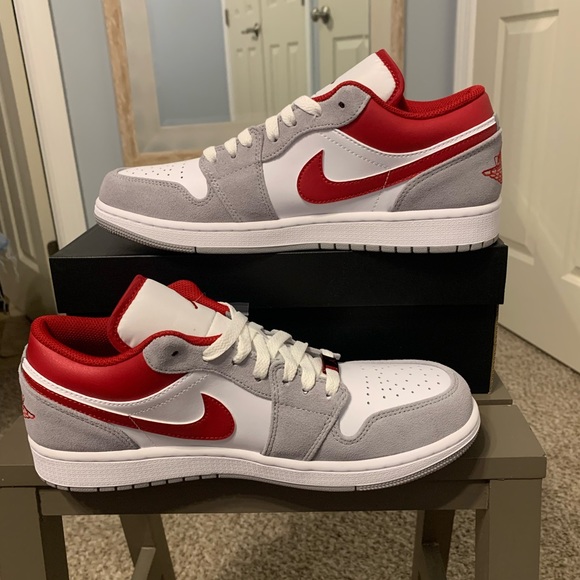 Air Jordan 1 Low SE Light Smoke Grey Gym Red - Picture 2 of 7